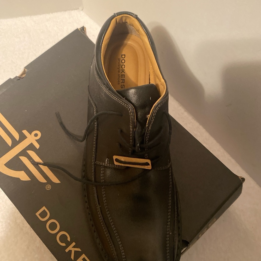 Dockers Black Leather Lace-Up Oxford with Tan Accent